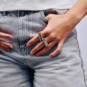 Ring met gehamerde zilveren parallelle lijnen: modernistisch boho-bohofestival geometrische statement sieraden, handgemaakt, getextureerd en uniek ontwerp