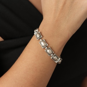Pulsera de cuentas cuadradas de plata: joyería minimalista con capas