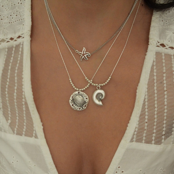 SET di 2 collane di conchiglie d'argento e stelle marine, collana di elementi marini in argento a strati multifilo, collana estiva, gioielli hippie boho chic