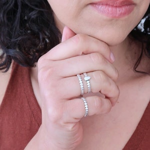 Anel de empilhamento Silver Pebbles: Anel geométrico boho delicado