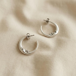 Örhängen med tjocka månansikten i silver: Celestial Modern Jewelry Collection – Minimalistiska, eleganta och texturerade designer, present till henne