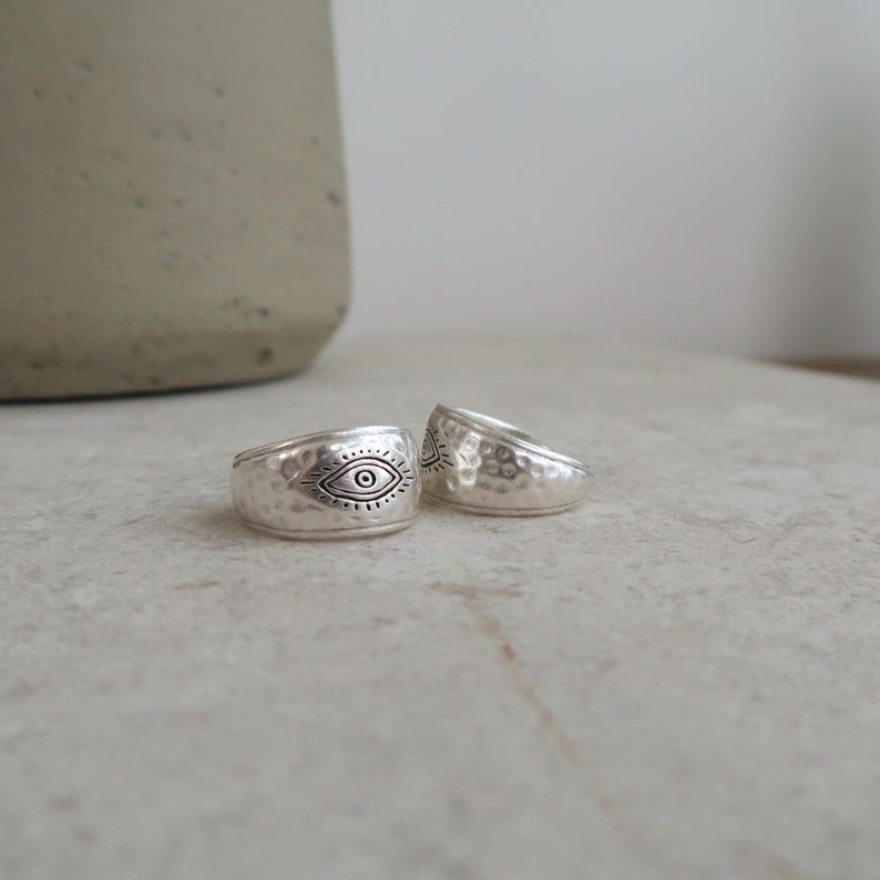 Bague réglable martelée en argent avec protection contre le mal des yeux : inspiration grecque et turque, bijoux ethniques, faits main et culturels Taille US 6,5-8 image 6
