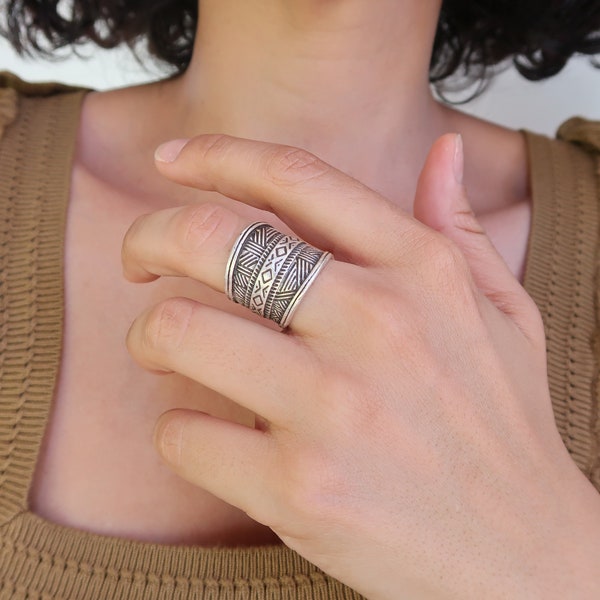 Bague de bouclier touareg africain, bague géométrique enveloppante gravée en argent, bagues tribales ethniques Boho, bagues de personnes libres, bijoux touareg en argent