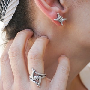 Antique Silver Engraved Twisted Wire Stud Earrings, Razor Wire Push back earrings, Dainty Edgy Rock Barbed Wire Heavy Metal, Trend minimal