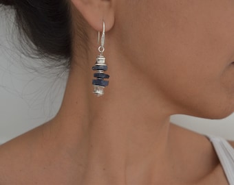 Boucles d'oreilles en perles de saphir bleu brut/cyanite, collier barre de saphir, bijoux de naissance, cadeaux de demoiselle d'honneur, bijoux en cristal brut, cadeau pour elle