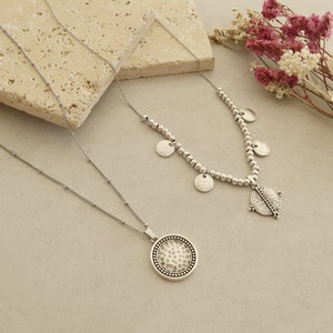 Set di due collane GEOMETRICHE e MONETA in argento antico, ciondoli impilabili a strati, gioielli minimal boho moderni e delicati hippie, regalo per lei immagine 5