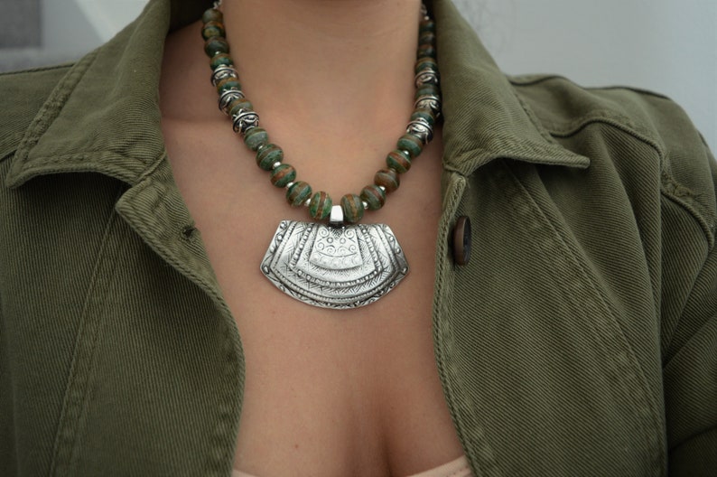 Boho Khaki Tibétain Dzi perlé Argent ORTHOGONAL Shield Pendentif Collier, Tribal Ethnique Déclaration Moderne Dainty Bijoux, Cadeau pour elle image 4