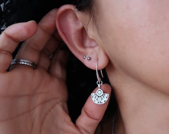 Petites boucles d'oreilles gravées en forme de demi-cercle, boucles d'oreilles pendantes ethniques tribales bohèmes en argent antique, cadeau bijoux