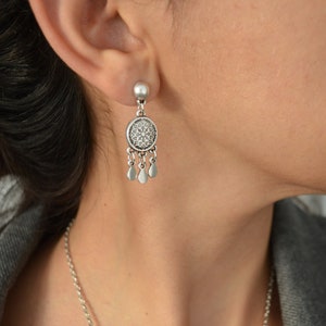 Puede incluir: Pendientes de plata con un dise&ntilde;o redondo de filigrana y detalles en forma de l&aacute;grima.
