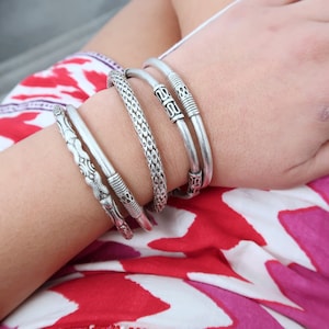 Antike Silber TIBETAN Style Manschette, Stapeln Schichten Armbänder Armreifen, Boho Chunky ethnischen Tribal gravierte Symbole Schmuck, Geschenk für sie