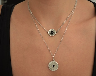 SET von ZWEI Silber Schwarz Emaille geometrische Münzhalsketten, geschichtet Stapeln runde Charms Boho Boho zierliche Hippie Schmuck, Geschenk für sie