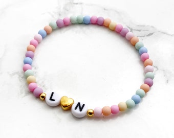 Buchstaben Armband „Konfett Pastell“, bunt, verschiedene Farben, Namensarmband, Buchstabenarmband, Heishi Perlen, personalisierbar, Geschenk