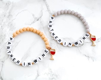 Armband „Partner in wine“ | Freundschaftsarmband | Wein Freunde | Buchstabenarmband personalisierbar | kleines Geschenk