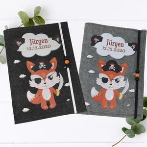 U-Heft Hülle Piratenfuchs – personalisiert mit Name & Geburtsdatum – Filzhülle mit Fach für Impfpass – Geschenk zur Geburt für Jungs