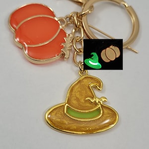 Pumpkin witch hat glow in the dark keychain / pumpkin jewelry / halloween jewelry / autumn keychain / small handmade gift / unique gift