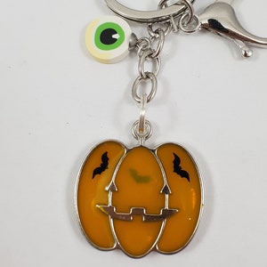 Pumpkin keychain / bat pumpkin jewelry / halloween keychain / halloween jewelry / spooky keychain / resin keychain / food keychain