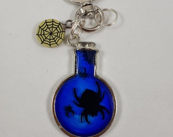 Spider bottle keychain / halloween keychain / spooky keychain / resin keychain / halloween spider key ring / potion bottle keychain