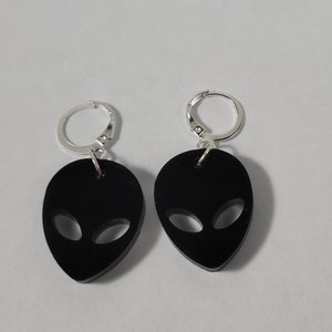 Zwarte alien oorbellen / leuke oorbellen / sci-fi sieraden / alien hoofd oorbellen / ruimte oorbellen / kado voor haar / alien sieraden