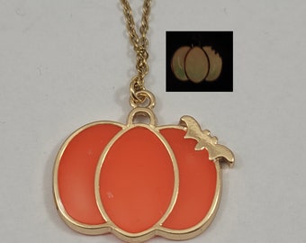 Pumpkin glow in the dark necklace / pumpkin jewelry / halloween necklace / halloween jewelry / spooky season jewelry / halloween gift
