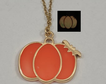 Collar de calabaza que brilla en la oscuridad / joyería de calabaza / collar de Halloween / joyería de Halloween / joyería de temporada espeluznante / regalo de Halloween
