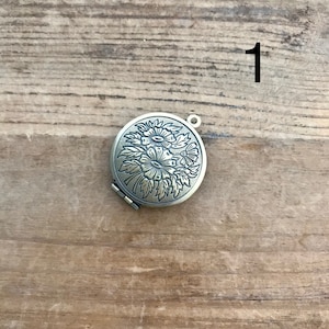 1-Antique Bronze Circle Round Locket •Victorian Locket •Engraved Flower Locket •Vintage Style Pendant Charm •Jewelry Supplies (E043)