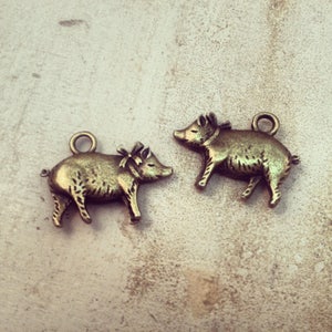 1 - Small Pig With Bow charms in Antique Bronze Farm Animals Oink Pigs Prize Pig (C011) DFLCHARM