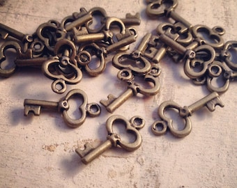 Skeleton Key Charms, Antique Bronze, Small Heart Key, Vintage Jewelry Supplies (BD116)