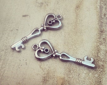 1- Heart Skeleton Key Charms ANTIQUE SILVER Key Victorian Key Old Fashioned Charm Vintage Style Pendant Charm Jewelry Supplies (BD152)