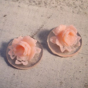 4 Stk einzigartige Vintage-Stil Blumen hellrosa Blume auf klare Basis Cameo Cabochons natur (AX003)