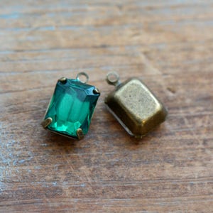 DIY  1 - Small Rectangle Jewel Charm EMERALD GREEN Drop Gem Rectangle 8x10mm Antique Bronze Claw Setting Charms (AW043) 50DFL2