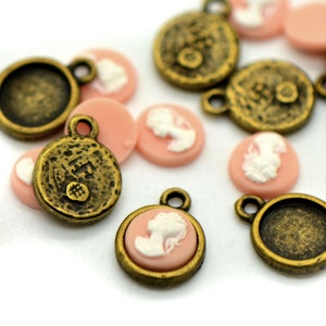 4 Stück kleine einzigartige Vintage Stil weiß und Corral Portrait Foto Cameo Cabochons rosa • Vintage Antik keuchend Stil (C026)