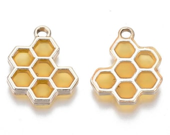 2 -Gold Honeycomb Charm • Gold Plated Brass • Pendentifs en résine Époxy avec alliage plaqué or clair • Pendentif minimal • Nid d’abeille (AV016)