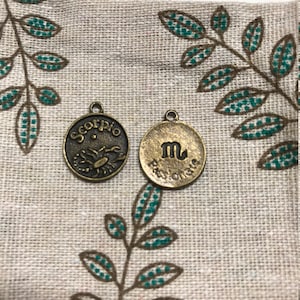 1 - Antique Bronze SCORPIO Star Sign Charm Zodiac Small Charm Vintage Style Pendant Charm Jewelry Supplies (AY046))