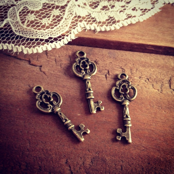 1 -Skeleton Key Charms Antique Bronze Key Charm Victorian Key Charm Old Fashioned Key Vintage Style Pendant Jewelry Supplies (BC105)