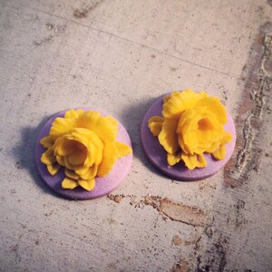 4 Stück einzigartige Vintage-Stil gelbe Blume auf Licht lila Basis Cameo Cabochons (AV022)