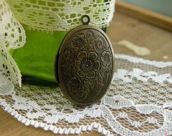 1-Oval Locket Antique Bronze Or Silver- Picture Locket- Victorian Engraved Flower -Vintage Style Pendant-  Jewelry Supplies (BC117)