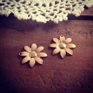 1 - Flower Charm Light Pink Enamel on GOLD Flower Daisy Charm (C038)
