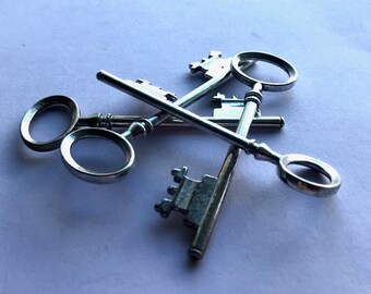 1 -Round Large Silver Skeleton Key Charms •vintage style Pendant •Simple Fancy Victorian (BD143)
