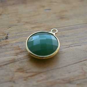 5 - Round Jewel Charms Forest Green Faceted Glass in 24k GOLD Plated Brass Setting Drop Gem Jewels 14mm Triangle Bezel Green (AR086)