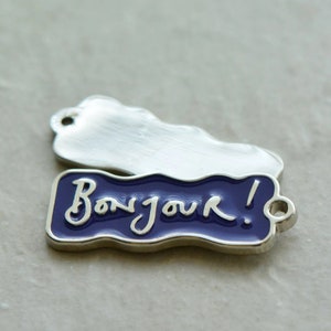 2 - Bonjour Hello French Charm - Zilver getinte messing -helder blauw email • Inspirerende bedels • Sieraden benodigdheden • Vriendelijke woorden (AV057)