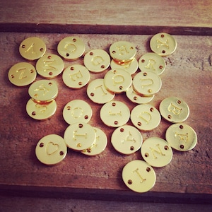 Conectores de dijes con inicial o corazón estampados * Cobre chapado en ORO de 22 quilates o PLATA * Alfabeto de letras monograma de disco redondo de 10 mm * Elija sus letras