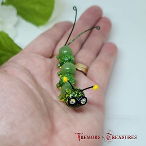 Bruco di perline di vetro per scrivania / Topo di biblioteca verde / Regalo carino per gli amanti dei libri