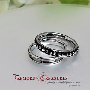 Bague incrustée de strass : anneau en acier inoxydable hypoallergénique de 4 mm