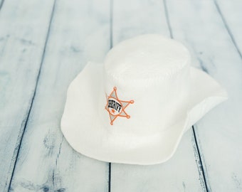 Sauna hat with embroidery, white felt, 'Sheriff' (bath cap)