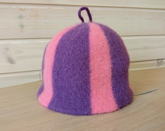 Peut inclure: Un bonnet en tricot rayé violet et rose avec un pompon sur le dessus.
