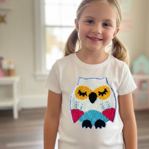 Écusson hibou XL en broderie punch needle – Écusson touffeté de haute qualité pour cônes scolaires, sweats à capuche et projets de bricolage – Appliqué duveteux – 21 x 18 cm