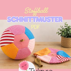 Può includere: Una palla in tessuto e una copertura piatta in tessuto con beccuccio per palloncino, con pannelli a righe rosse e bianche, quadretti rosa, blu a pois bianchi e arancione a pois bianchi. Testo: Stoffball SCHNITTMUSTER PDF e Tulipas Berlin.