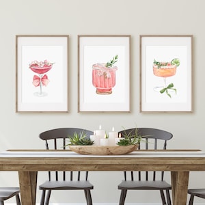 Różowy koktajlowy nadruk na ścianę kuchenną Różowa sztuka ścienna Akwarela plakat koktajlowy Szklanki z kokardkami Słodkie wydruki kuchenne Bar Cart Wall Art