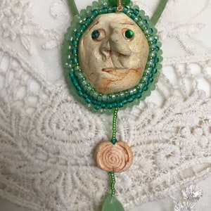 Collar Cabachon con Cuentas de Hombre con Nariz Torcida