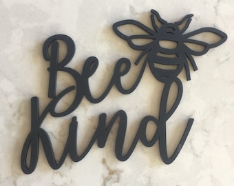 Letrero de abeja amable, letrero de abeja de madera, decoración del hogar, decoración de abeja amable, letrero de amabilidad, letrero de madera, colgante de pared, quédate un rato, letrero moderno para el hogar